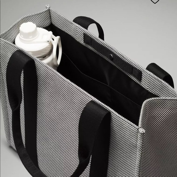 SOLD! LULULEMON 2 TONE CANVAS TOTE - LGE 10L BNWT - Picture 2 of 4